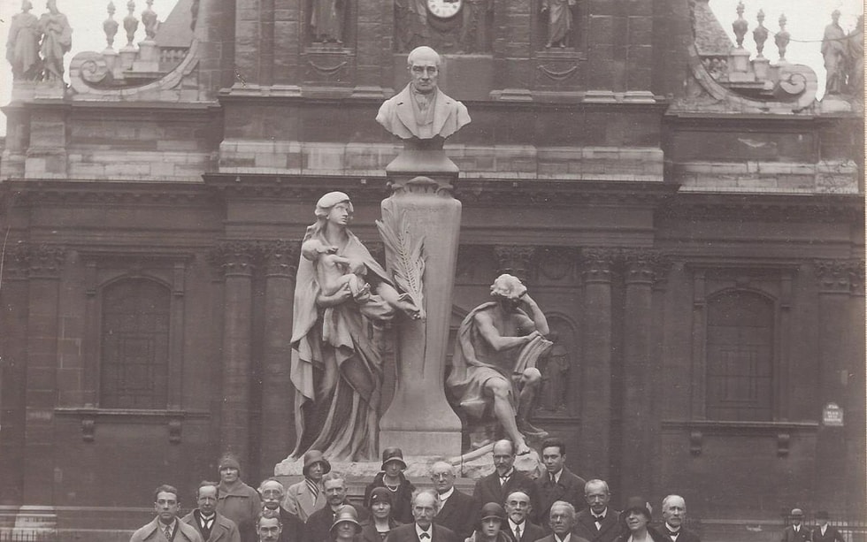 Paseo por los pasos de Auguste Comte - Barrio Latino - Statue d'Auguste Comte